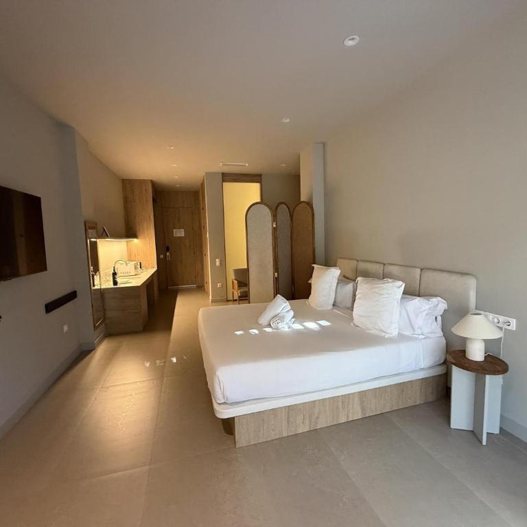  - Room #1714730501 - 16