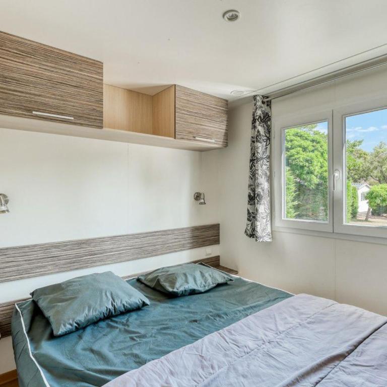 Mobil-home 35m² avec terrasse pour 8 personnes, accès handicapé - API-1-52-384 - Mobile Home - 16