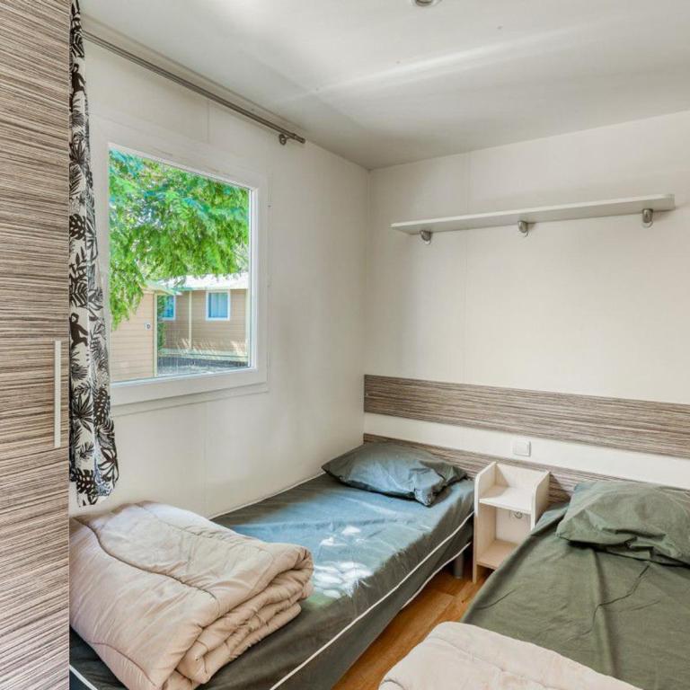 Mobil-home 35m² avec terrasse pour 8 personnes, accès handicapé - API-1-52-384 - Mobile Home - 19