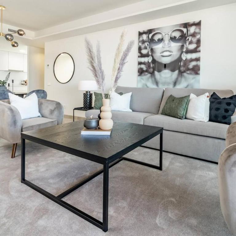 Inf36K - Luxury Apartment Perfect Location - Three-Bedroom Apartment with Balcony - 2