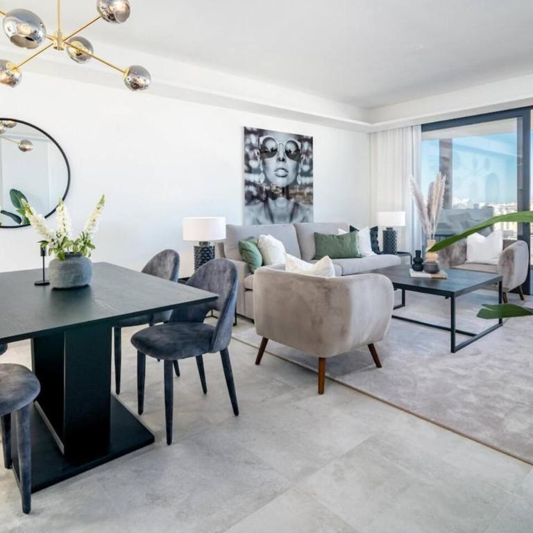 Inf36K - Luxury Apartment Perfect Location - Three-Bedroom Apartment with Balcony - 1