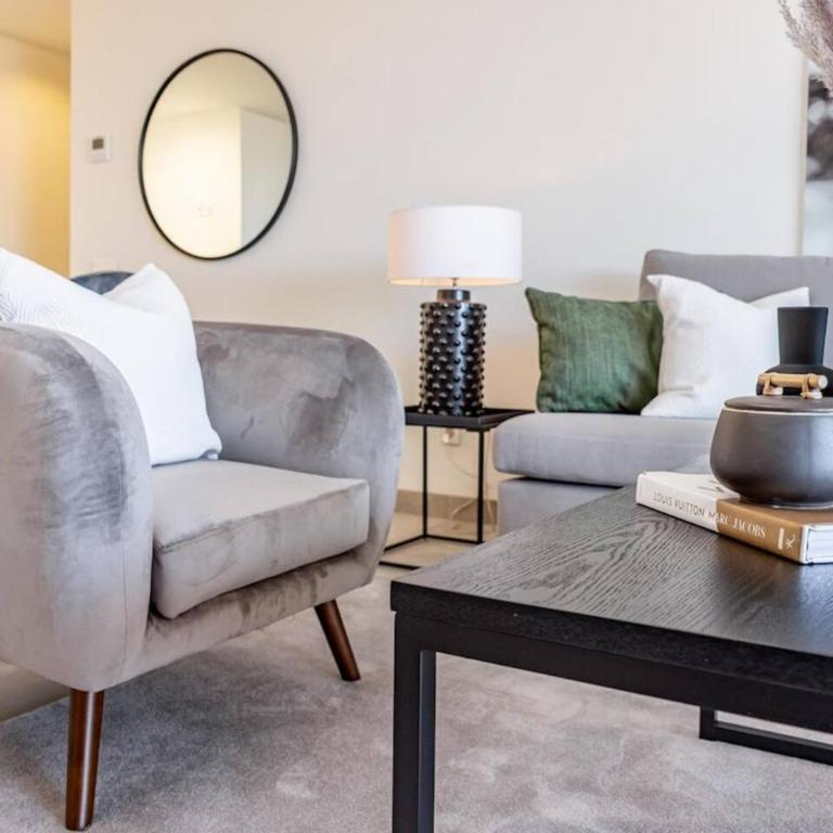 Inf36K - Luxury Apartment Perfect Location - Three-Bedroom Apartment with Balcony - 4