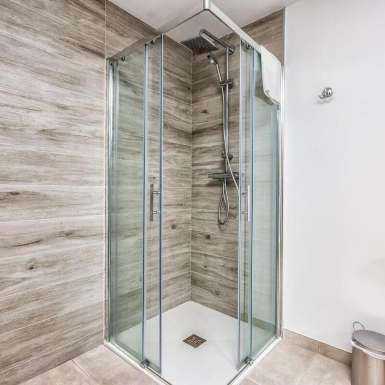 Sb311G - Modern & Well Connected 2 Bed Apartment - Two-Bedroom Apartment with Balcony - 16