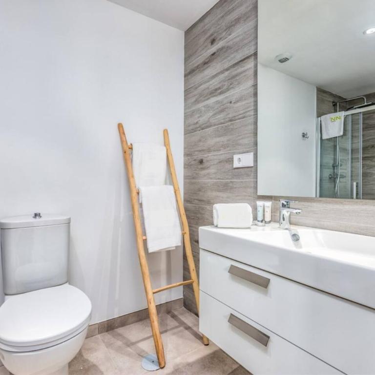 Sb311G - Modern & Well Connected 2 Bed Apartment - Two-Bedroom Apartment with Balcony - 17