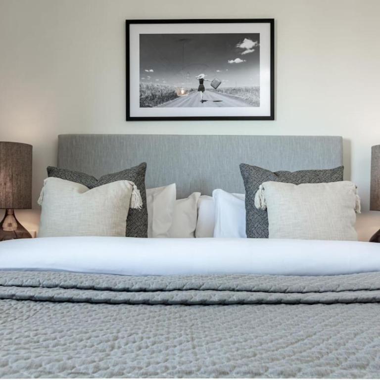 Inf36K - Luxury Apartment Perfect Location - Three-Bedroom Apartment with Balcony - 16