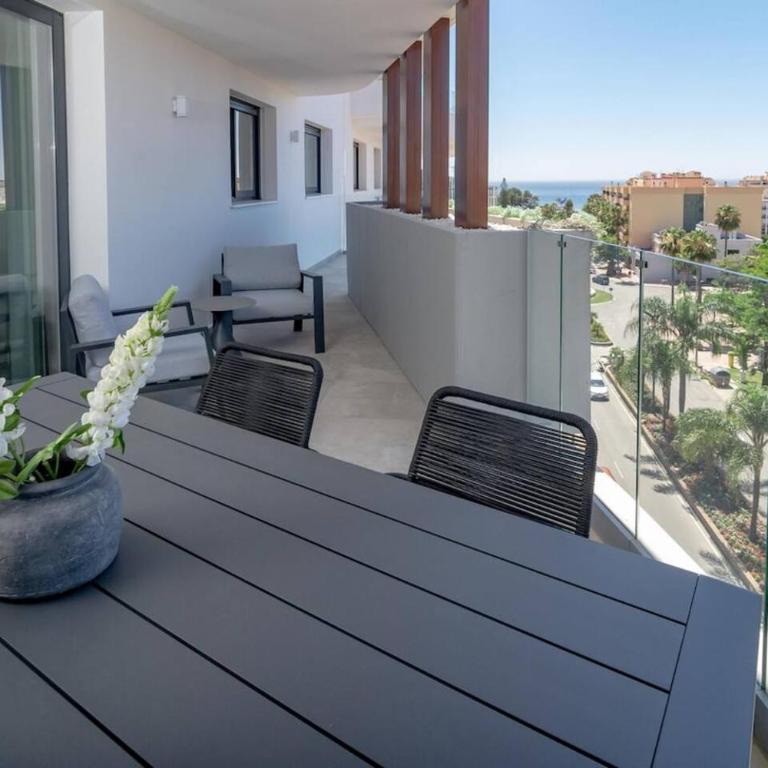 Inf36K - Luxury Apartment Perfect Location - Three-Bedroom Apartment with Balcony - 33