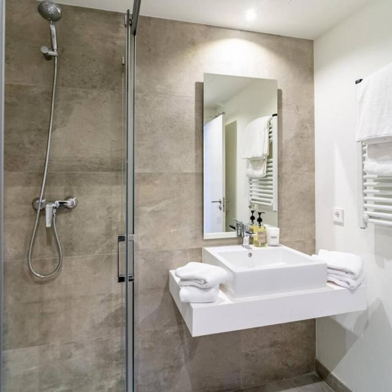 Inf36K - Luxury Apartment Perfect Location - Three-Bedroom Apartment with Balcony - 44