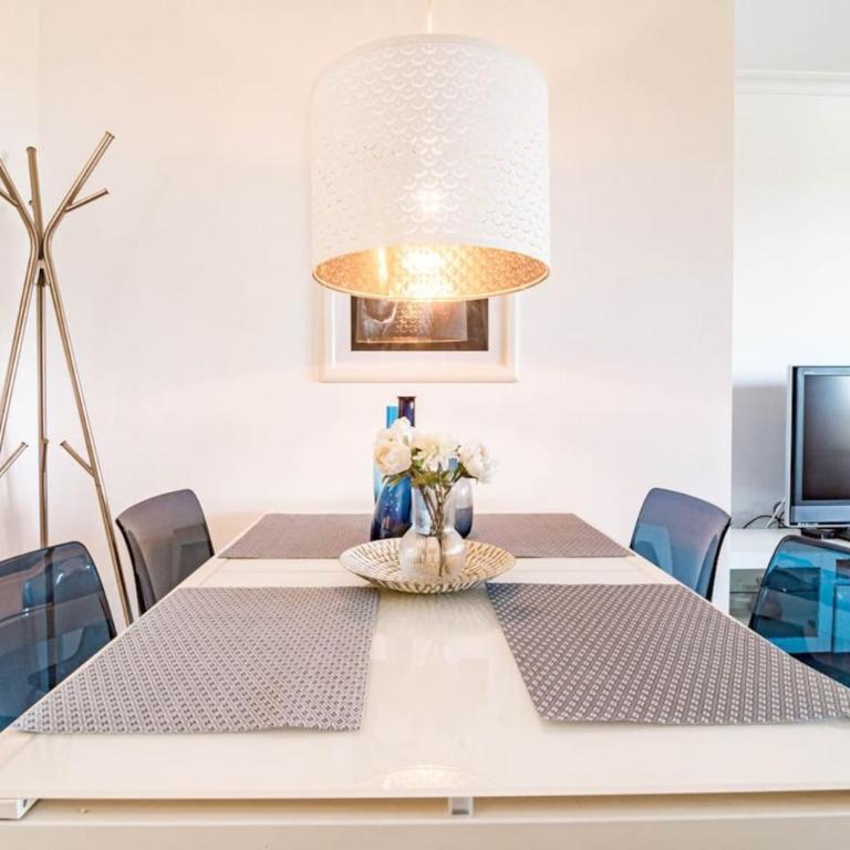 Sat2 - Modern 2 Bedroom Apartment With Ocean View - Two-Bedroom Apartment with Balcony and Terrace - 14