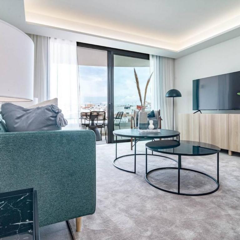 Inf42M- Modern City Apartment, Families Only - Two-Bedroom Apartment with Balcony and Terrace - 4