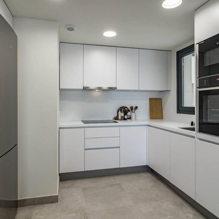 Inf42M- Modern City Apartment, Families Only - Two-Bedroom Apartment with Balcony and Terrace - 11
