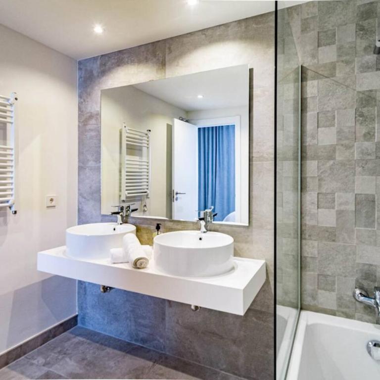 Inf42M- Modern City Apartment, Families Only - Two-Bedroom Apartment with Balcony and Terrace - 19