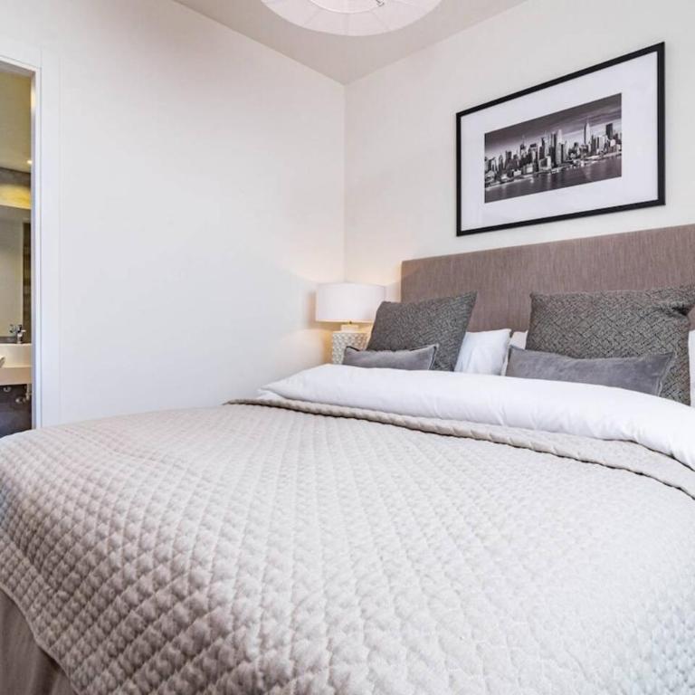 Inf42M- Modern City Apartment, Families Only - Two-Bedroom Apartment with Balcony and Terrace - 21