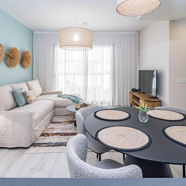 Le2E- Modern New-Build Flat Near The Beach - Two-Bedroom Apartment with Balcony - 1