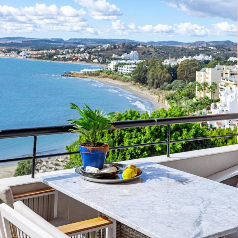 Cp - Modern Beachside Apartment In Estepona - Three-Bedroom Apartment with Balcony - 3
