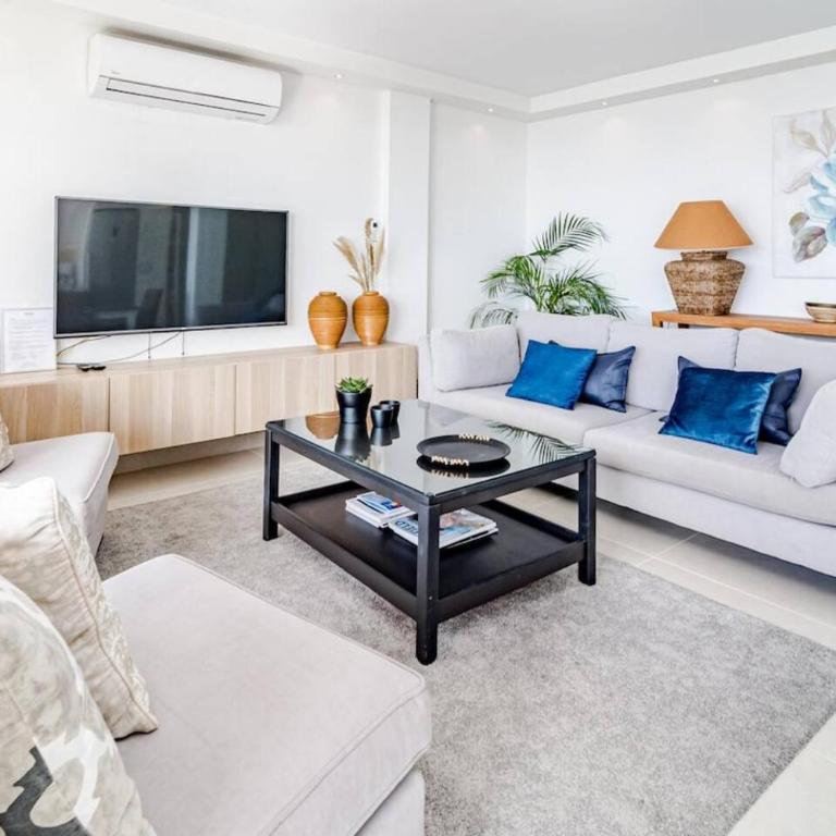 Cp - Modern Beachside Apartment In Estepona - Three-Bedroom Apartment with Balcony - 4