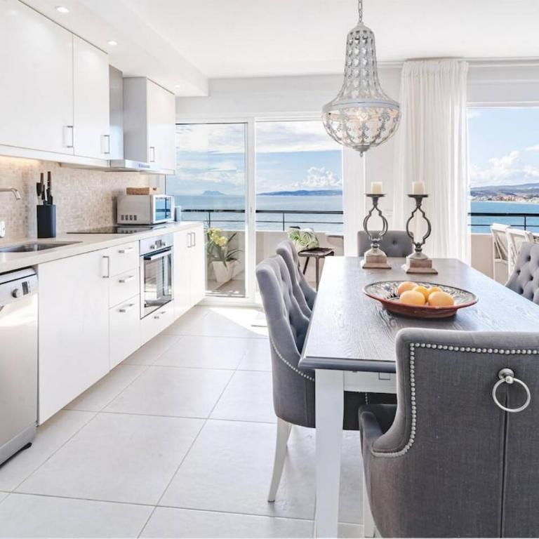 Cp - Modern Beachside Apartment In Estepona - Three-Bedroom Apartment with Balcony - 6