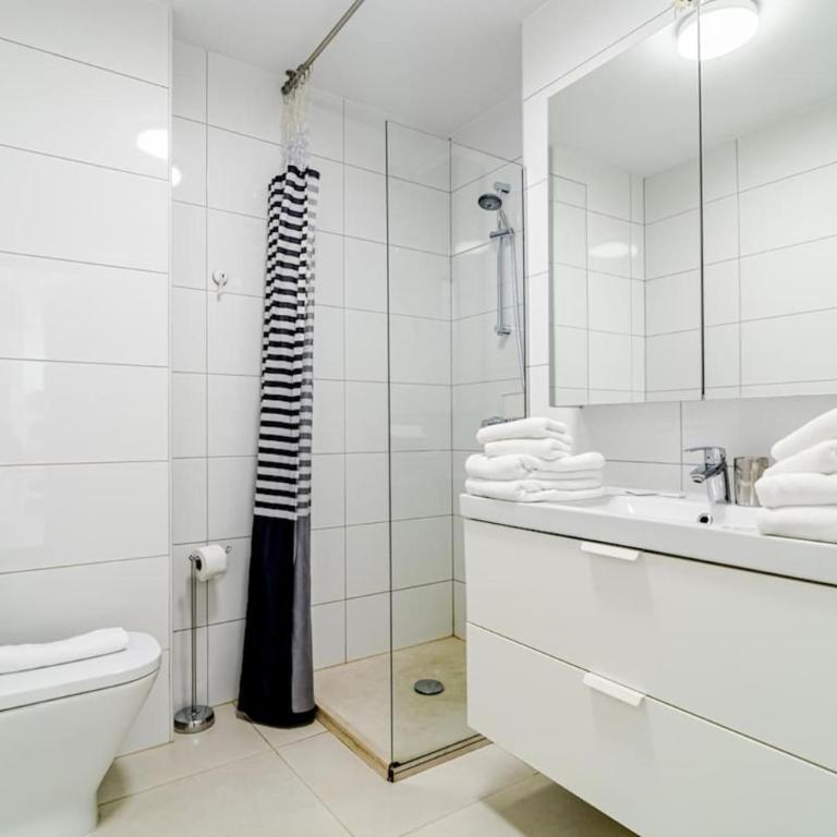 Cp - Modern Beachside Apartment In Estepona - Three-Bedroom Apartment with Balcony - 15