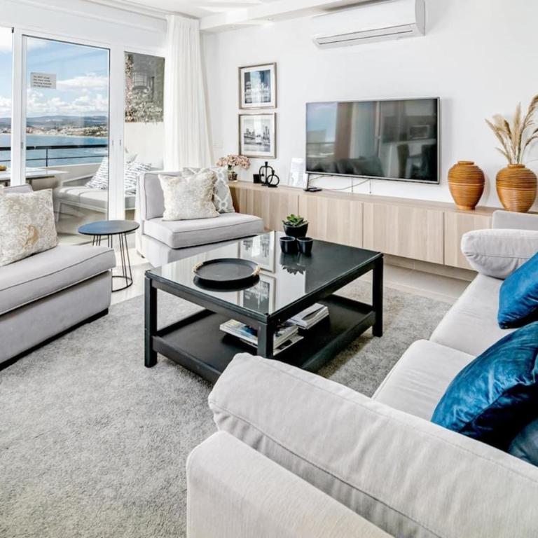 Cp - Modern Beachside Apartment In Estepona - Three-Bedroom Apartment with Balcony - 18