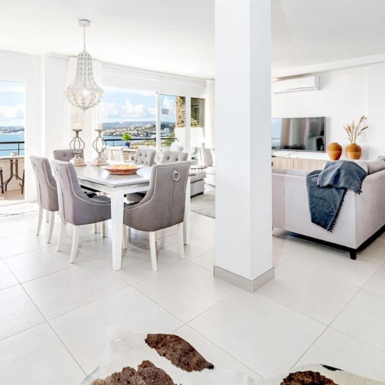 Cp - Modern Beachside Apartment In Estepona - Three-Bedroom Apartment with Balcony - 22