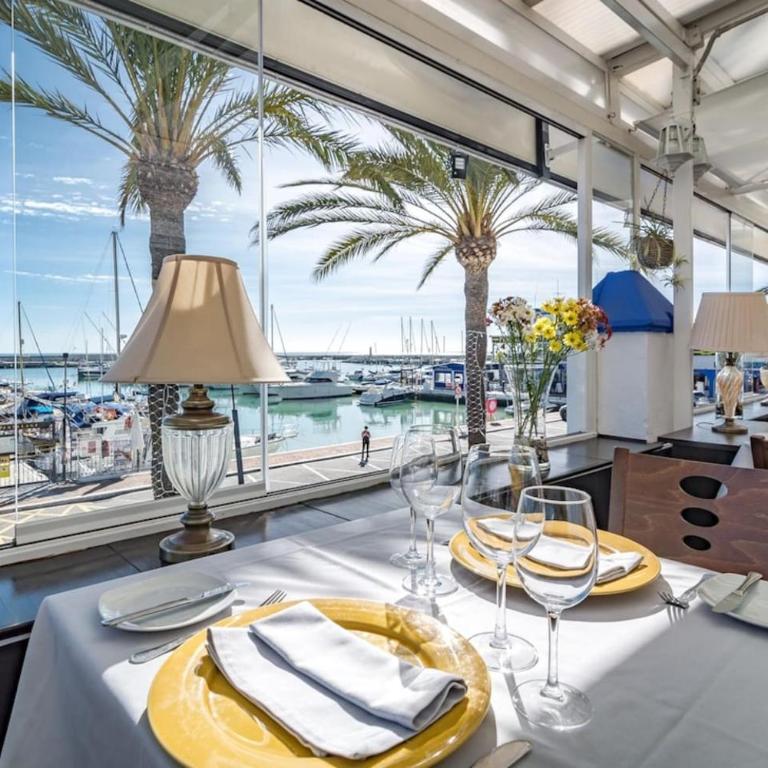 Cp - Modern Beachside Apartment In Estepona - Three-Bedroom Apartment with Balcony - 26