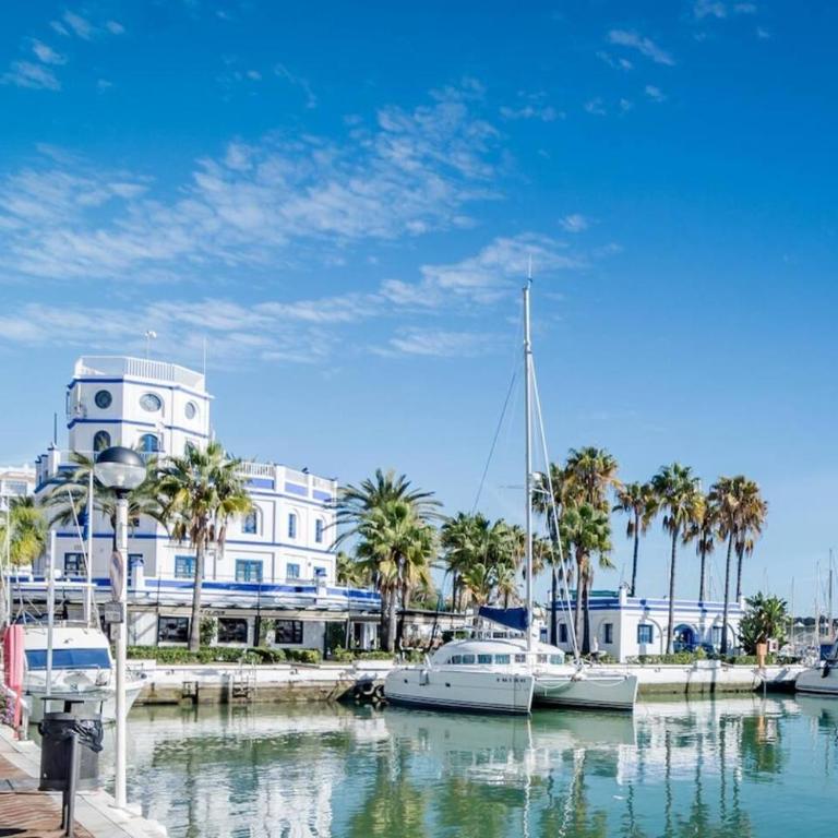 Cp - Modern Beachside Apartment In Estepona - Three-Bedroom Apartment with Balcony - 27