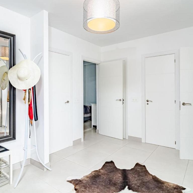 Cp - Modern Beachside Apartment In Estepona - Three-Bedroom Apartment with Balcony - 28