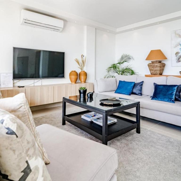 Cp - Modern Beachside Apartment In Estepona - Three-Bedroom Apartment with Balcony - 30