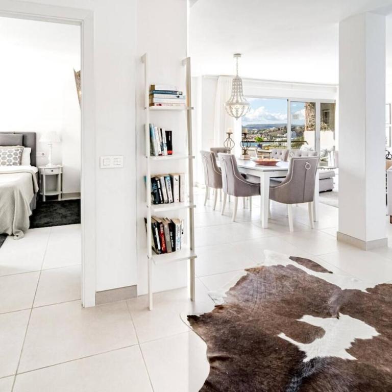 Cp - Modern Beachside Apartment In Estepona - Three-Bedroom Apartment with Balcony - 31