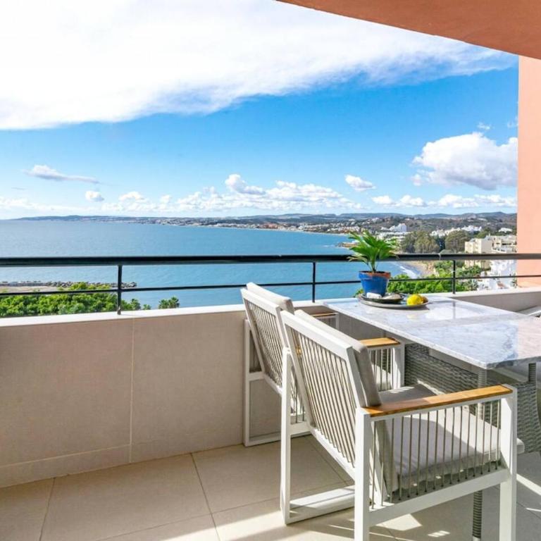 Cp - Modern Beachside Apartment In Estepona - Three-Bedroom Apartment with Balcony - 34