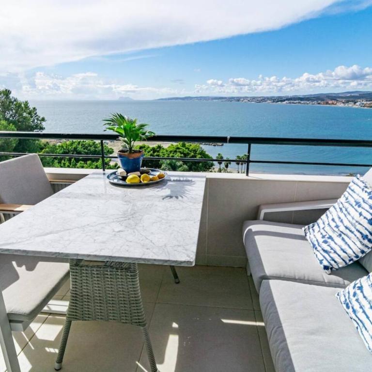 Cp - Modern Beachside Apartment In Estepona - Three-Bedroom Apartment with Balcony - 35