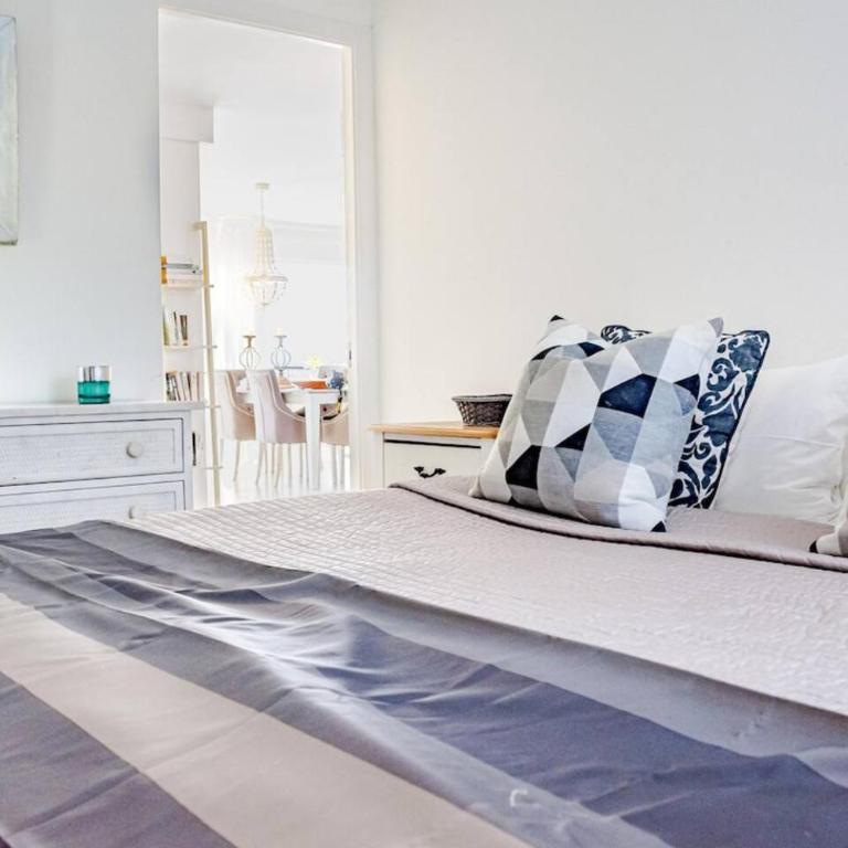 Cp - Modern Beachside Apartment In Estepona - Three-Bedroom Apartment with Balcony - 44
