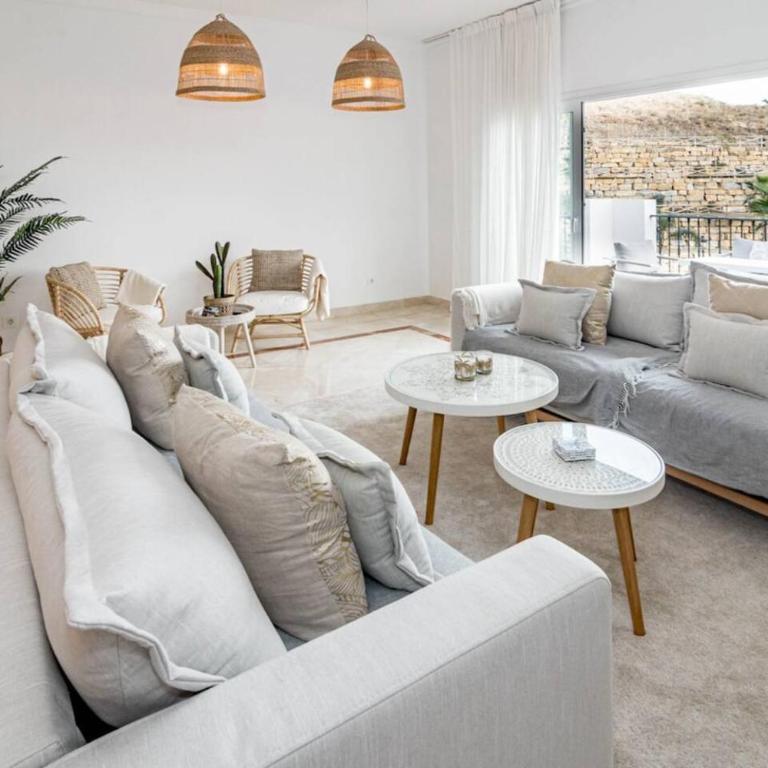 Pa18- Stunning Flat, Gym, Indoor And Outdoor Pool - Two-Bedroom Apartment with Balcony and Terrace - 10