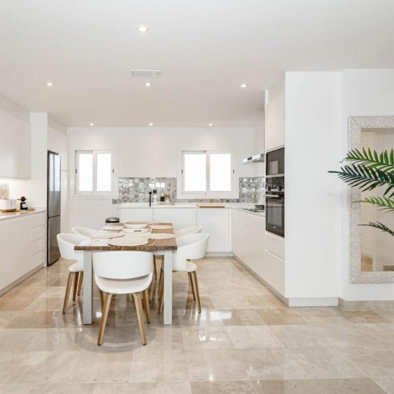 Pa18- Stunning Flat, Gym, Indoor And Outdoor Pool - Two-Bedroom Apartment with Balcony and Terrace - 12