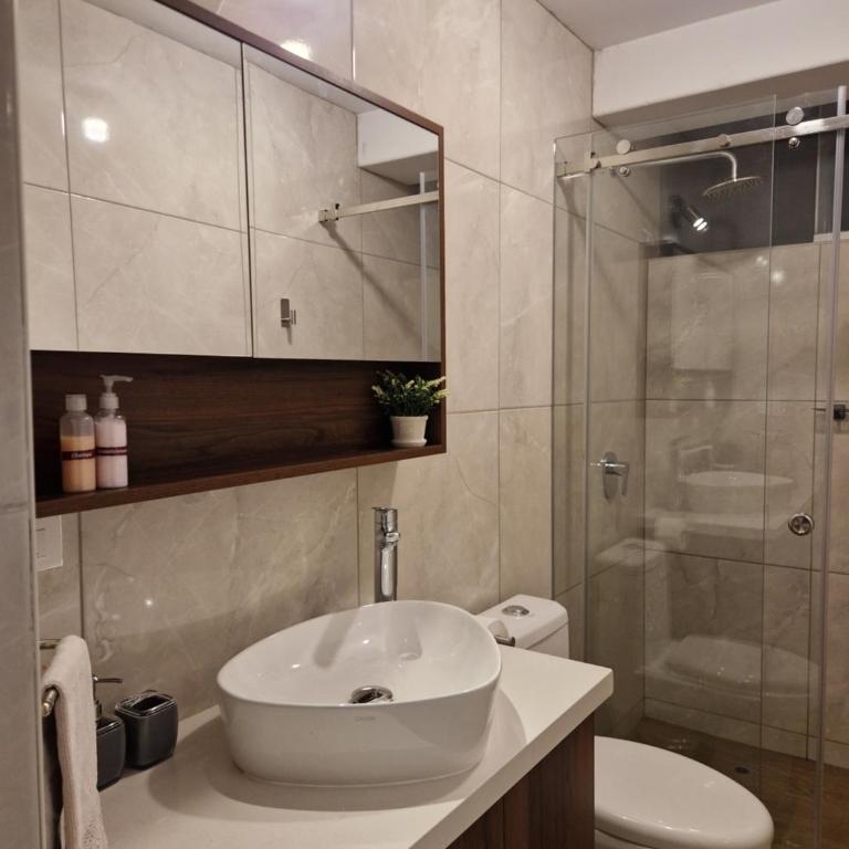 Departamento a 5 minutos de aeropuerto y 10 minutos al centro Wifi cocina 3 cuadras de CencoMall - Apartamento de 3 dormitorios - 8