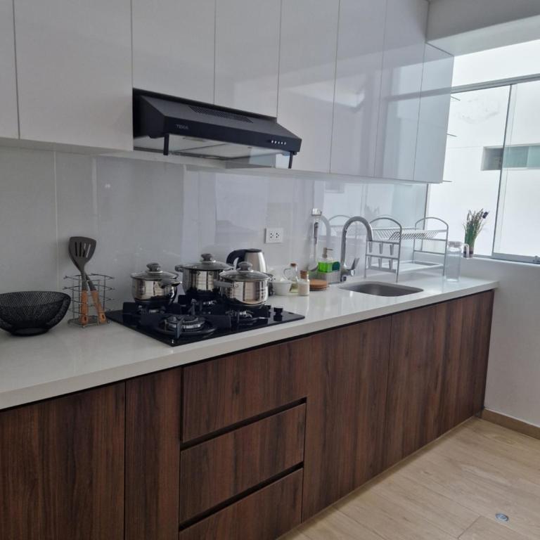 Departamento a 5 minutos de aeropuerto y 10 minutos al centro Wifi cocina 3 cuadras de CencoMall - Apartamento de 3 dormitorios - 14