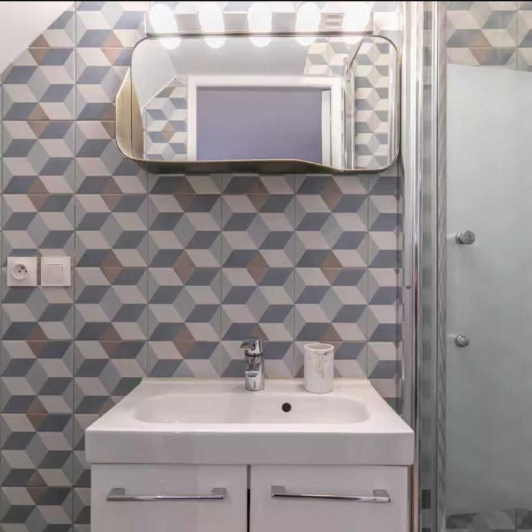  - Room #1714279401 - 18