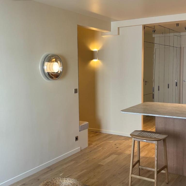 Chic Pied-à-Terre Heart of Paris 7th - Room #1715014501 - 2