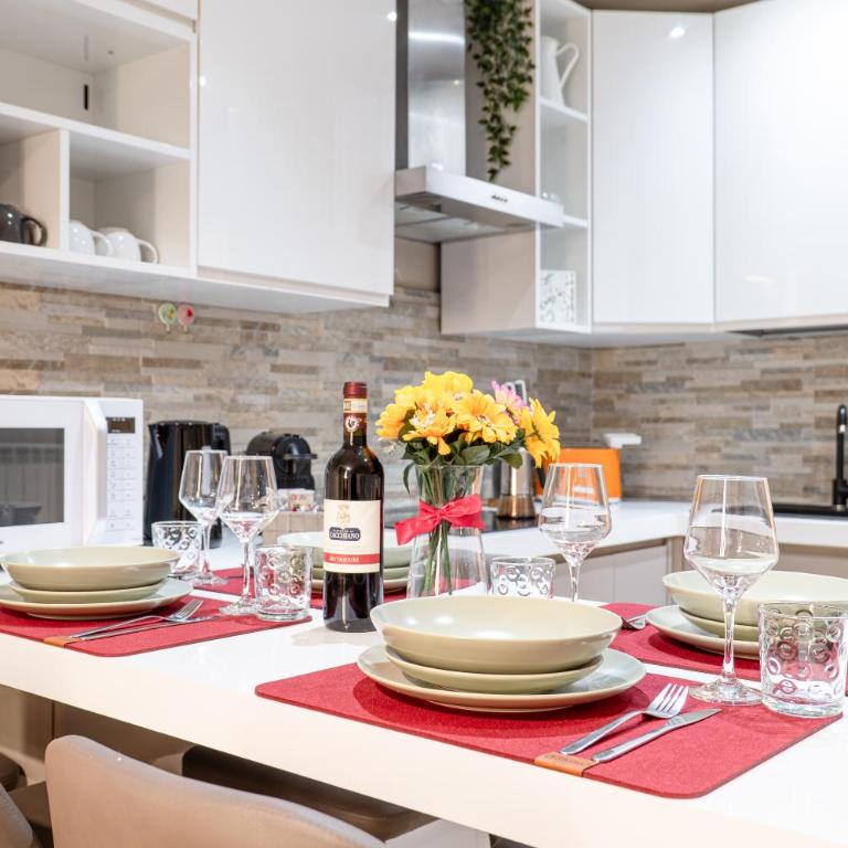 Santa Croce 2 Bedroom, Comfort, AC & Wi-Fi - Two-Bedroom Apartment with Balcony - 11