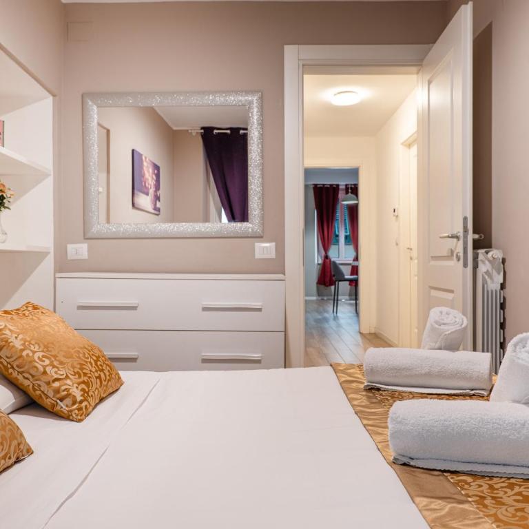 Santa Croce 2 Bedroom, Comfort, AC & Wi-Fi - Two-Bedroom Apartment with Balcony - 4