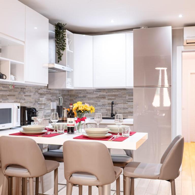 Santa Croce 2 Bedroom, Comfort, AC & Wi-Fi - Two-Bedroom Apartment with Balcony - 13