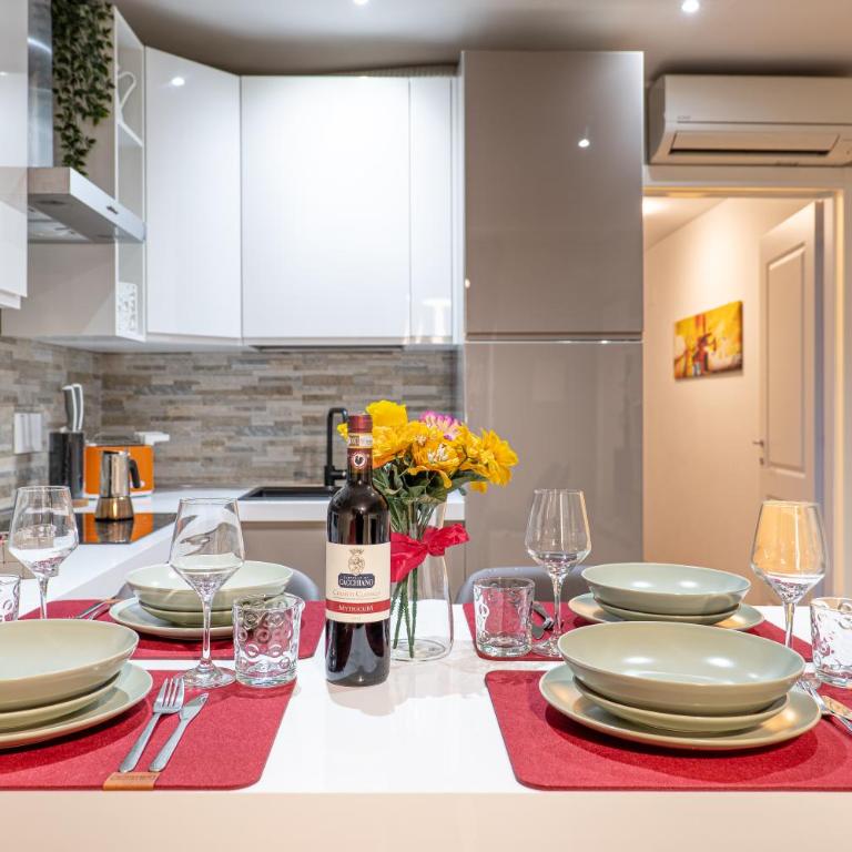 Santa Croce 2 Bedroom, Comfort, AC & Wi-Fi - Two-Bedroom Apartment with Balcony - 23