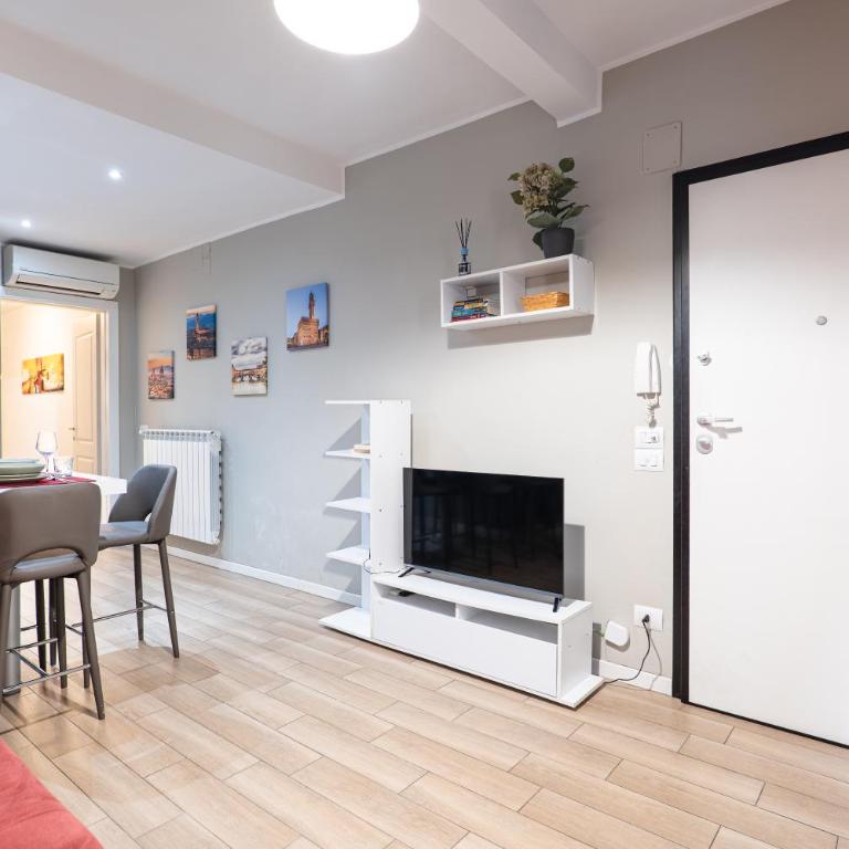 Santa Croce 2 Bedroom, Comfort, AC & Wi-Fi - Two-Bedroom Apartment with Balcony - 10