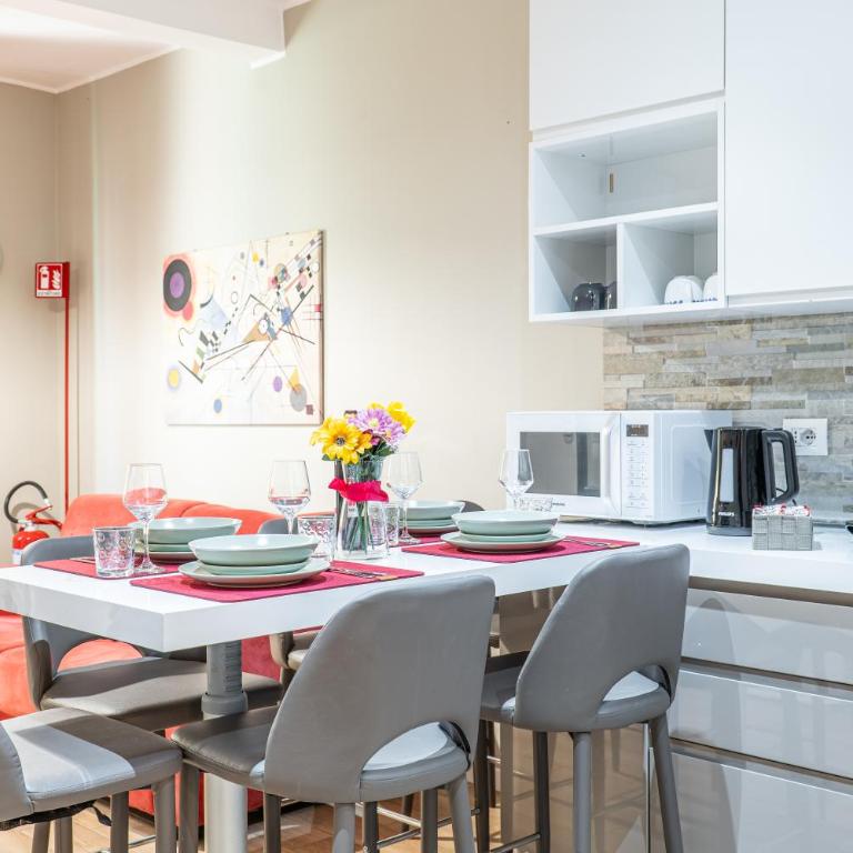 Santa Croce 2 Bedroom, Comfort, AC & Wi-Fi - Two-Bedroom Apartment with Balcony - 9