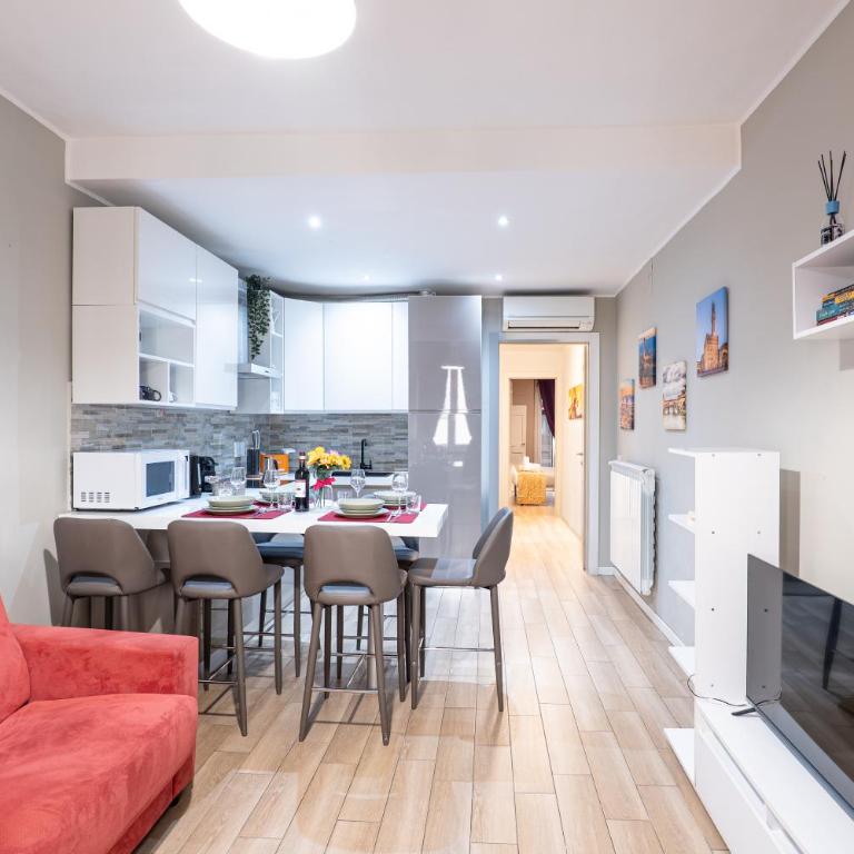 Santa Croce 2 Bedroom, Comfort, AC & Wi-Fi - Two-Bedroom Apartment with Balcony - 1