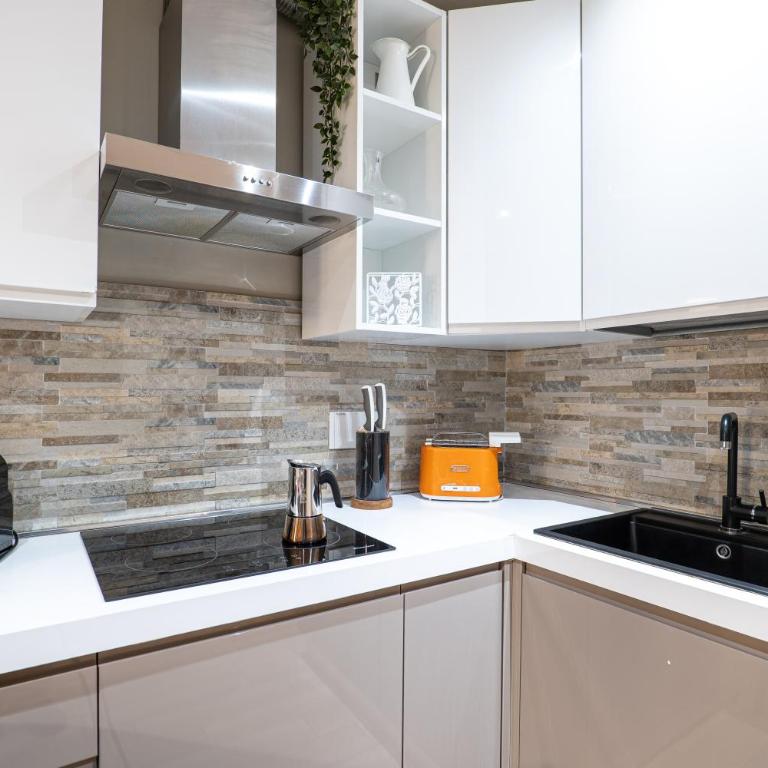 Santa Croce 2 Bedroom, Comfort, AC & Wi-Fi - Two-Bedroom Apartment with Balcony - 18