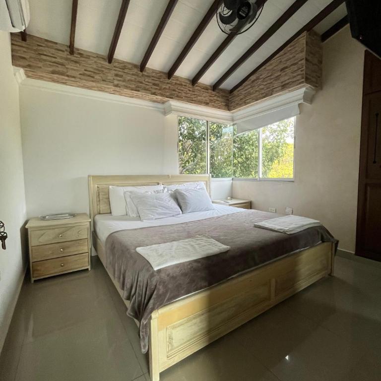 Casa espectacular en conjunto con piscina - Casa de 4 dormitorios - 1