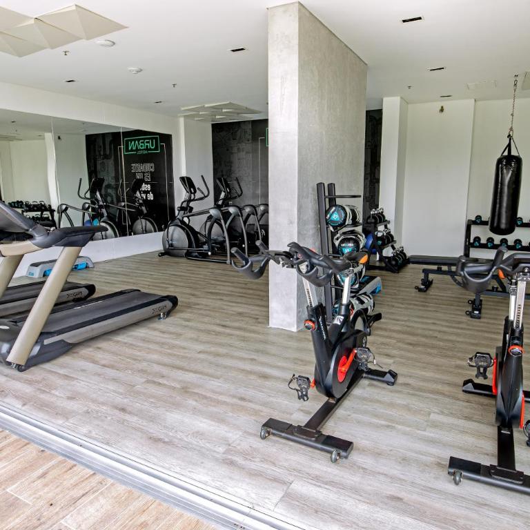 Skyline 11th Floor Mountain View, Private Jacuzzi, AC King Bed - One-Bedroom Apartment - 5