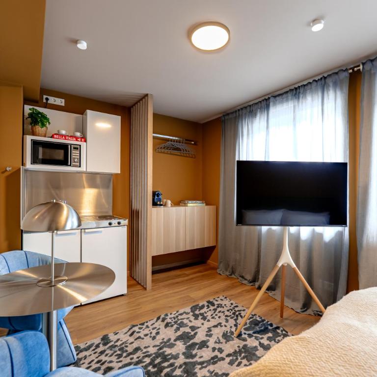 smart studios - by kalm stay - Deluxe Queen Studio - 16