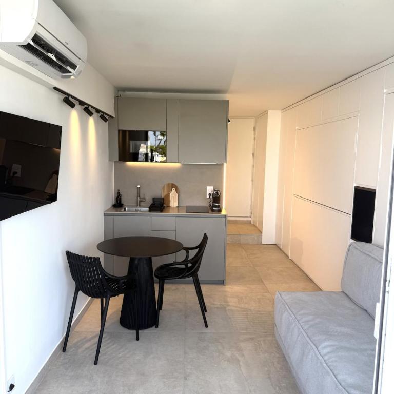  - Room #1715361501 - 6