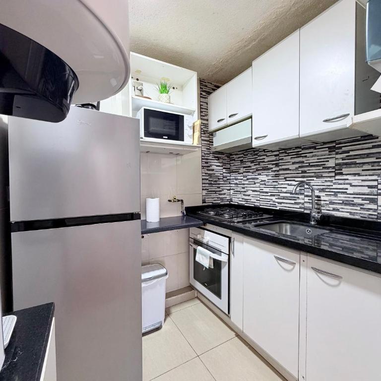 Cómodo departamento frente a Mall Parque Arauco - Two-Bedroom Apartment with City View - 10